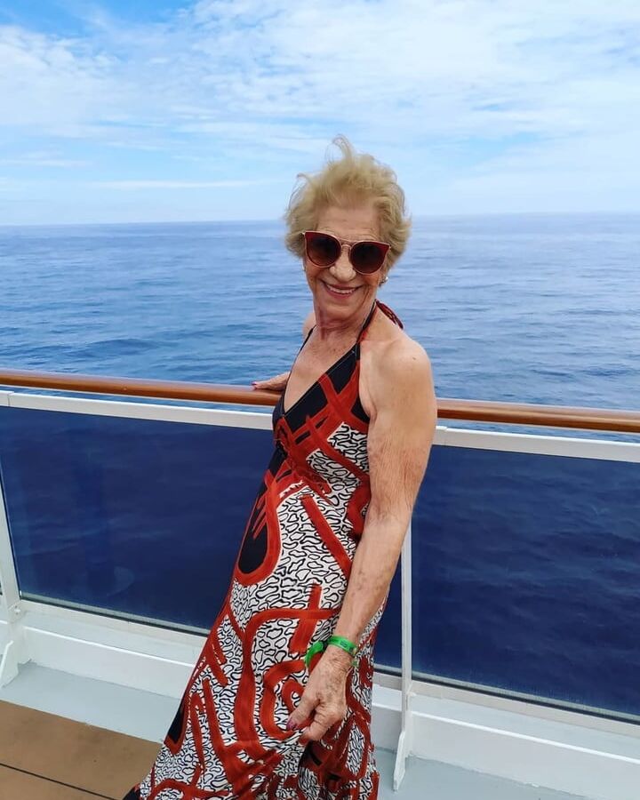Sexy gilf at