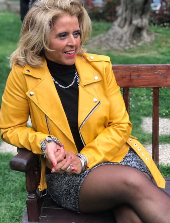 Reife Damen gekleidet, aber sexy