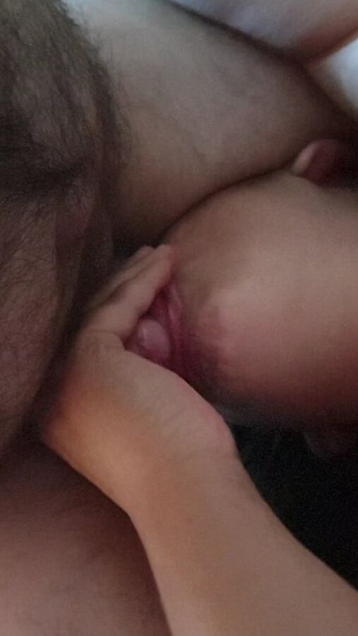 Ma femme me leche les la bite , les couilles et l anus
