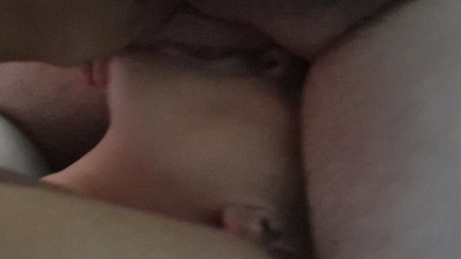 Ma femme me leche les la bite , les couilles et l anus