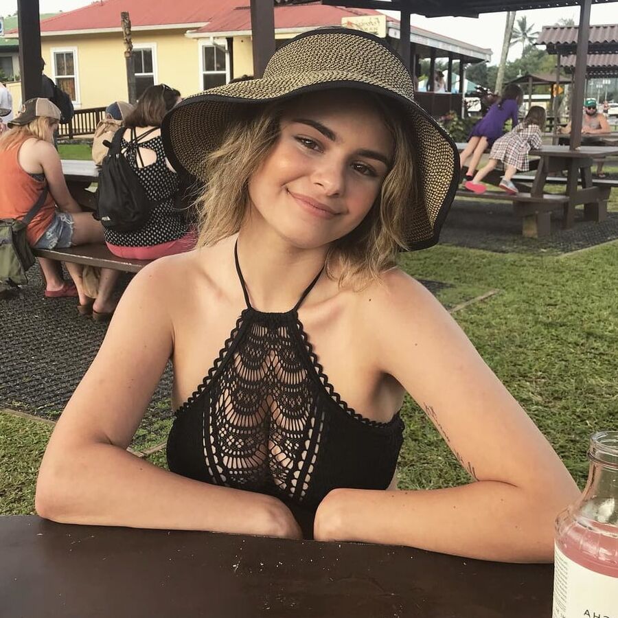 Jacquie Lee&;s Sexy Boobage