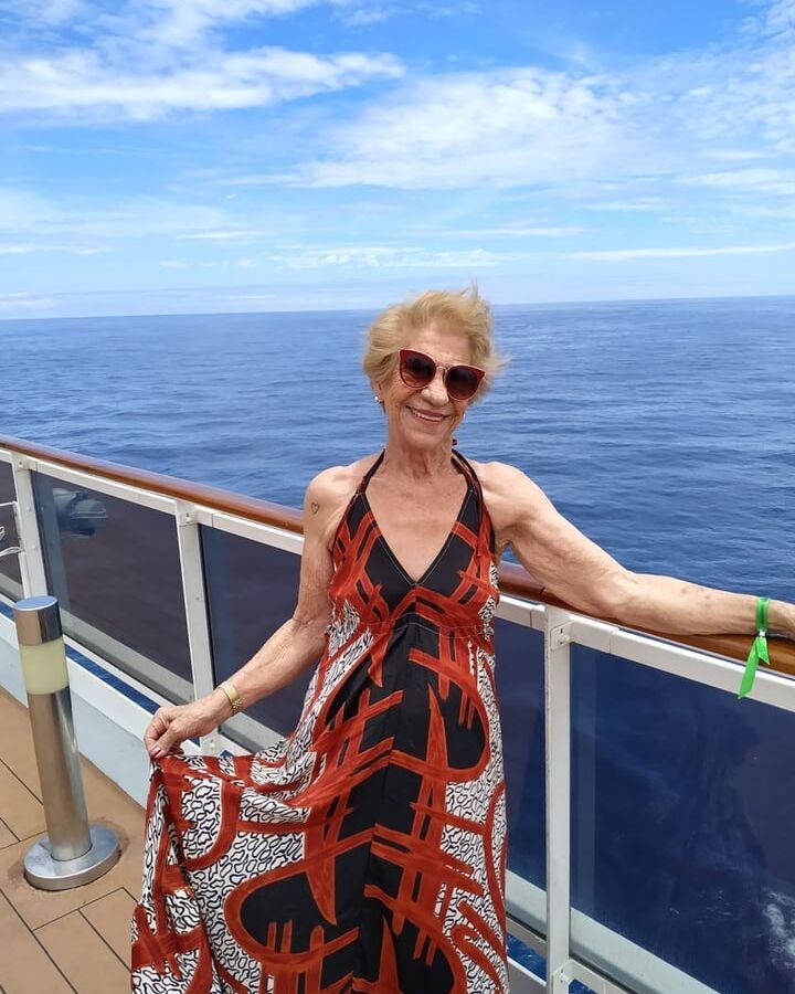 Sexy gilf at