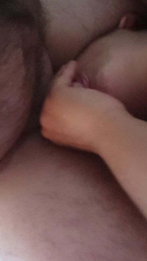 Ma femme me leche les la bite , les couilles et l anus