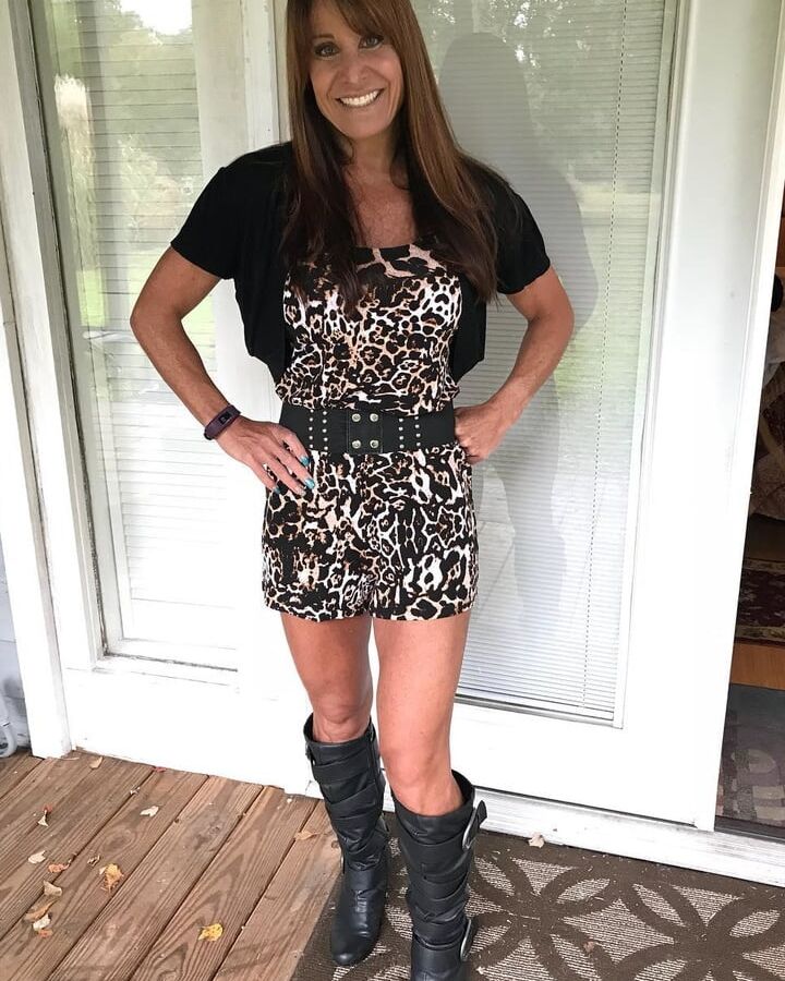 Hot amateur mom in sexy thight dress