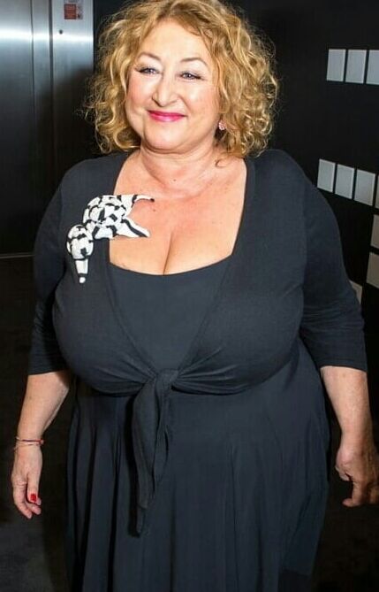 Mature ladies braless cleavage pokies