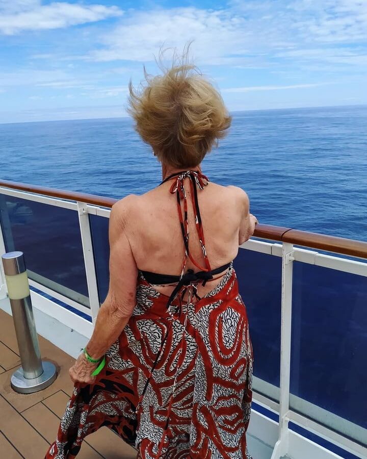 Sexy gilf at
