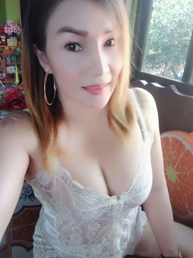 Menghisap susu ibu yang besar