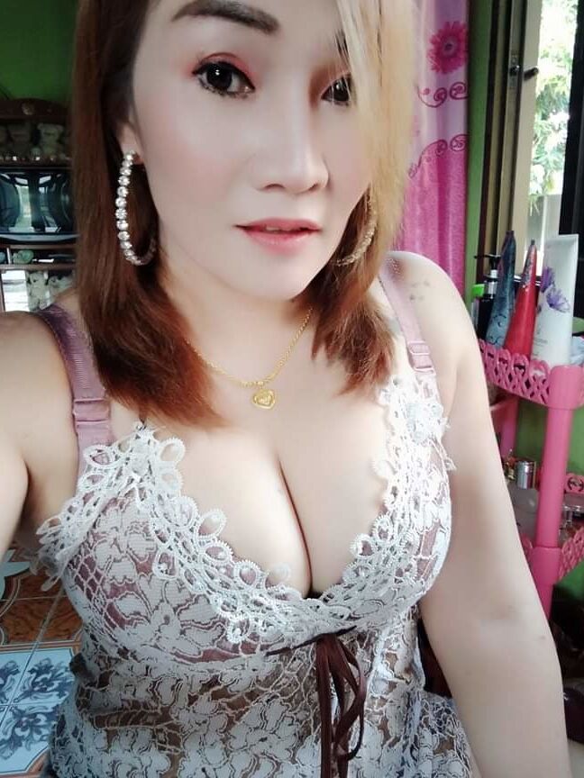 Menghisap susu ibu yang besar