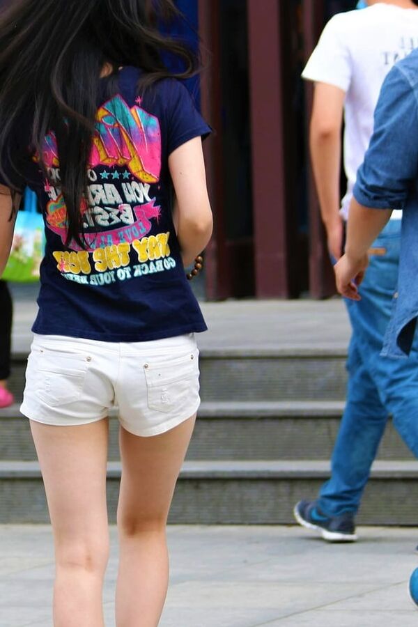Voyeur: Chinese skinny bums in shorts....