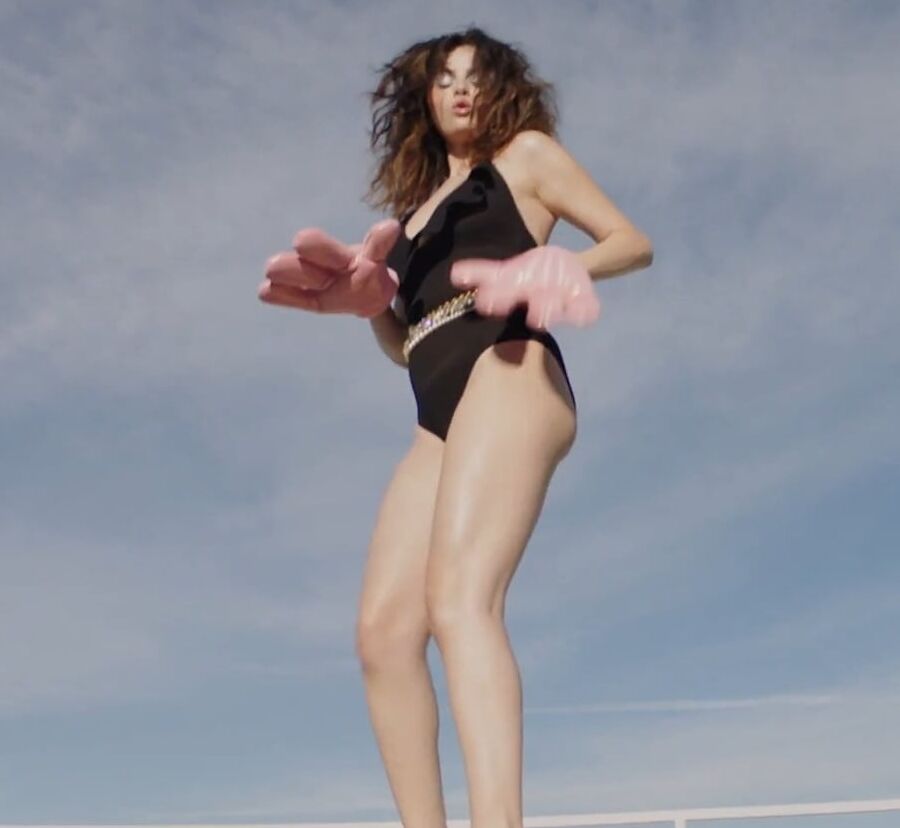 Sexy Selena
