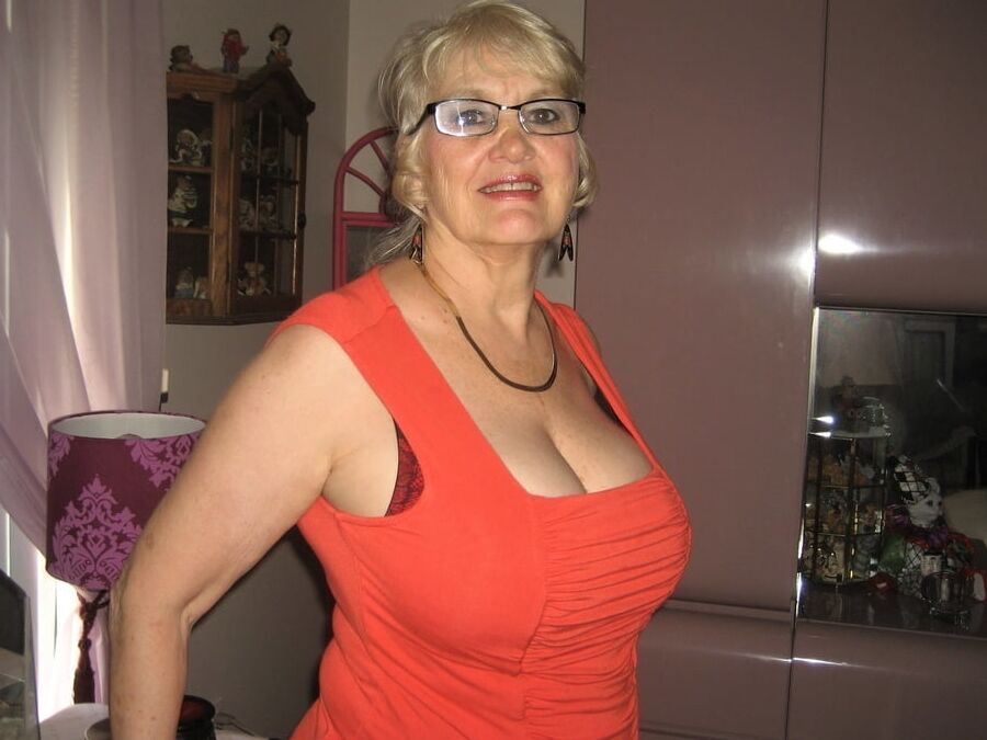 BUSTY BLONDE GRANNY