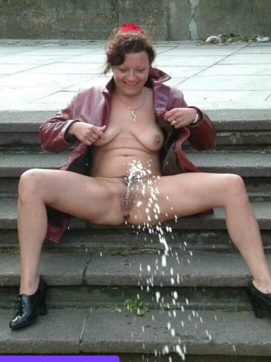 MATURE PUSSIES PEE FOR YOU