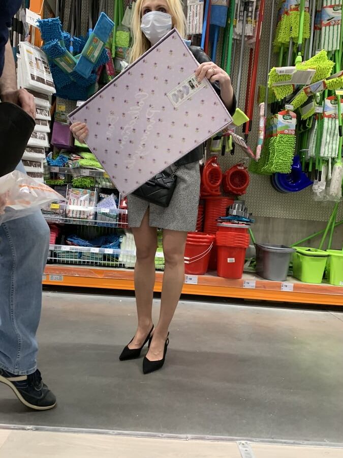 Upskirt business lady. Milf mature upskirt.