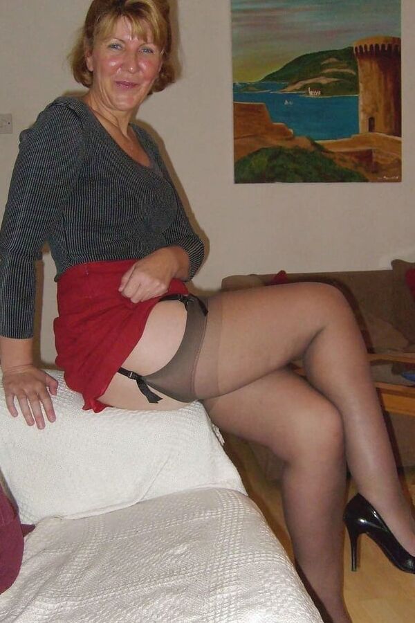 Reife Damen gekleidet, aber sexy