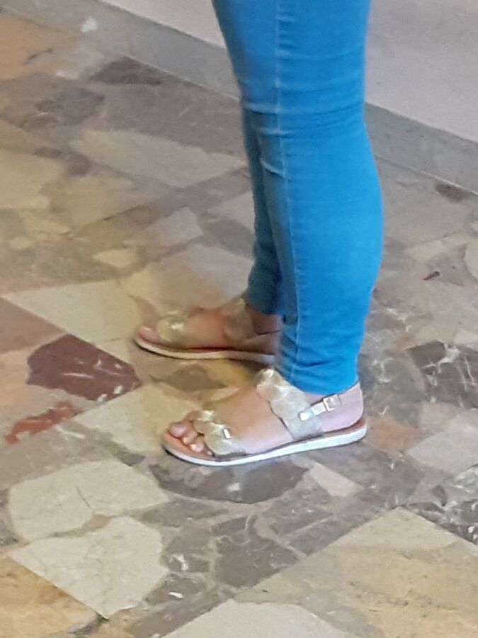 Piedi "catturati" per la strada