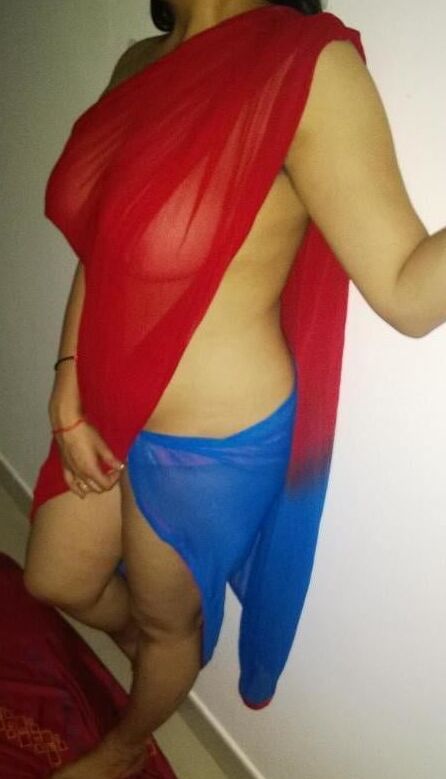 Indian Desi Bhabhi transparent chunni without blouse