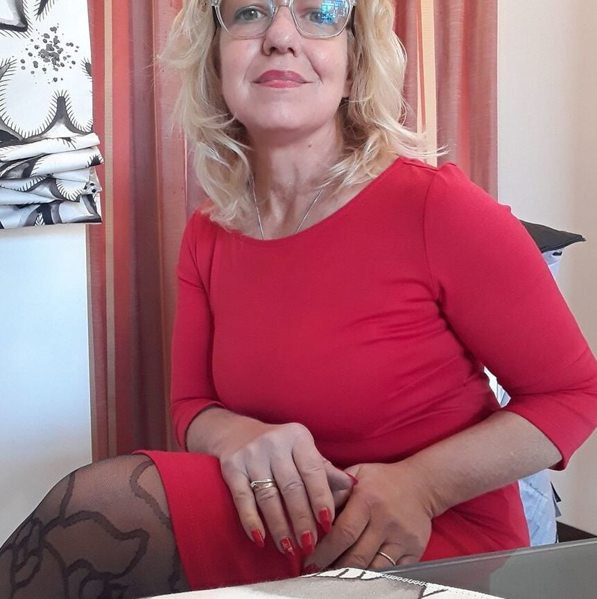 Reife Damen gekleidet, aber sexy