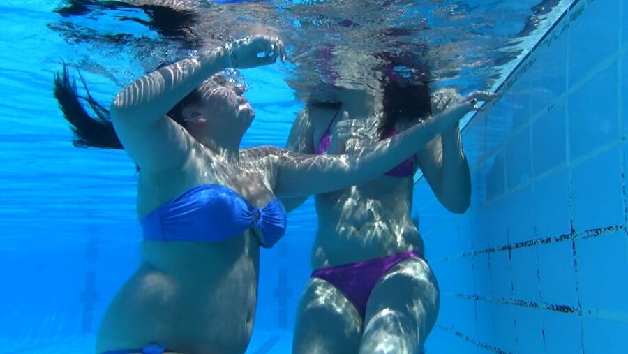underwater bitches playing