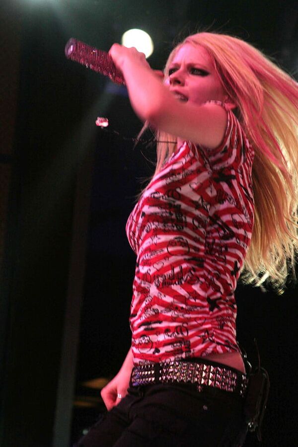 Avril Lavigne is your new girlfriend volume