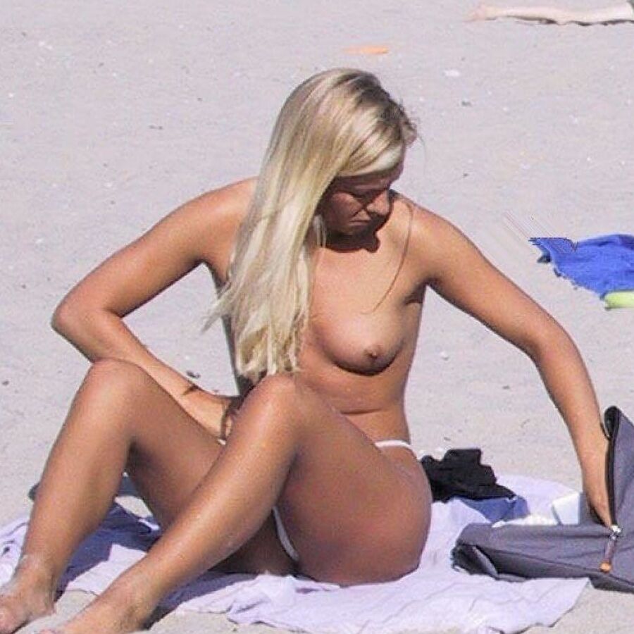 Blond Milf changing on the Beach