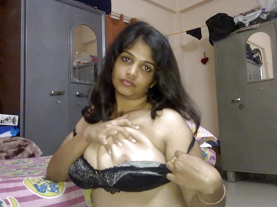Voluptous Indian Desi Wife big Boobs