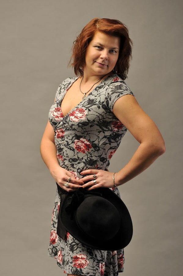 Amateur milf posing at studio