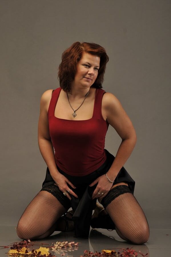 Amateur milf posing at studio