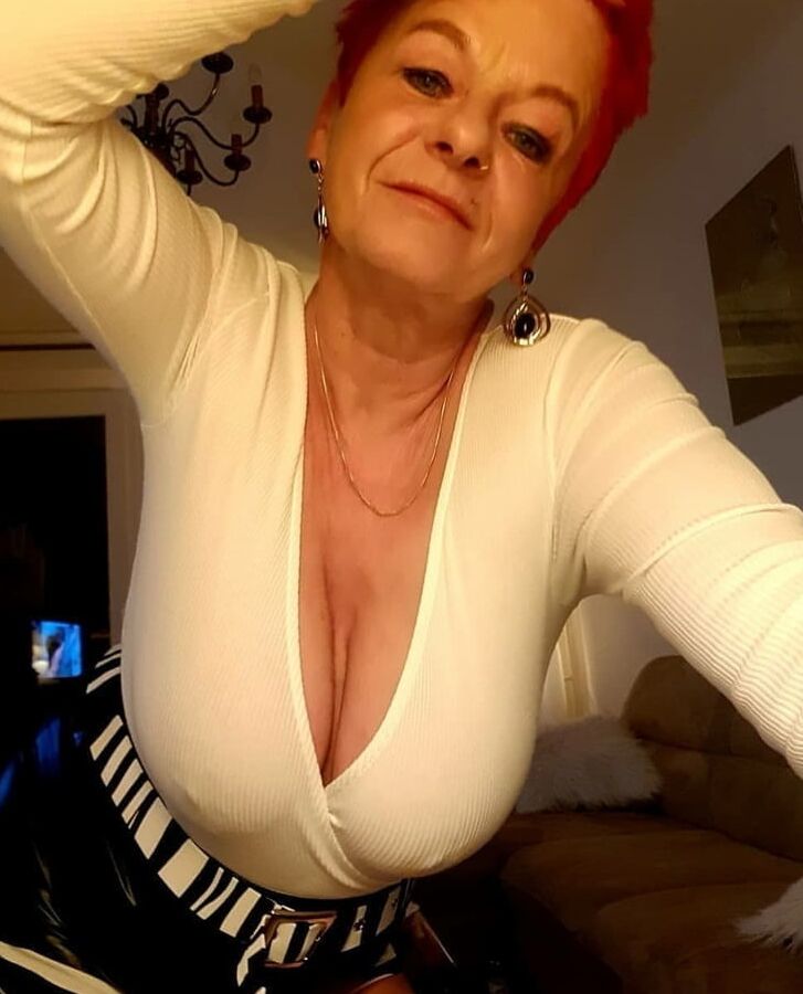 Mature ladies braless cleavage pokies