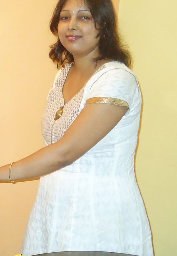 Unknown Desi Bhabhi (non nude)