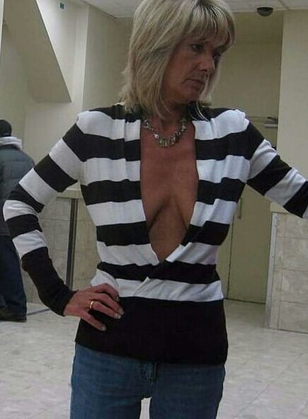 Mature ladies braless cleavage pokies