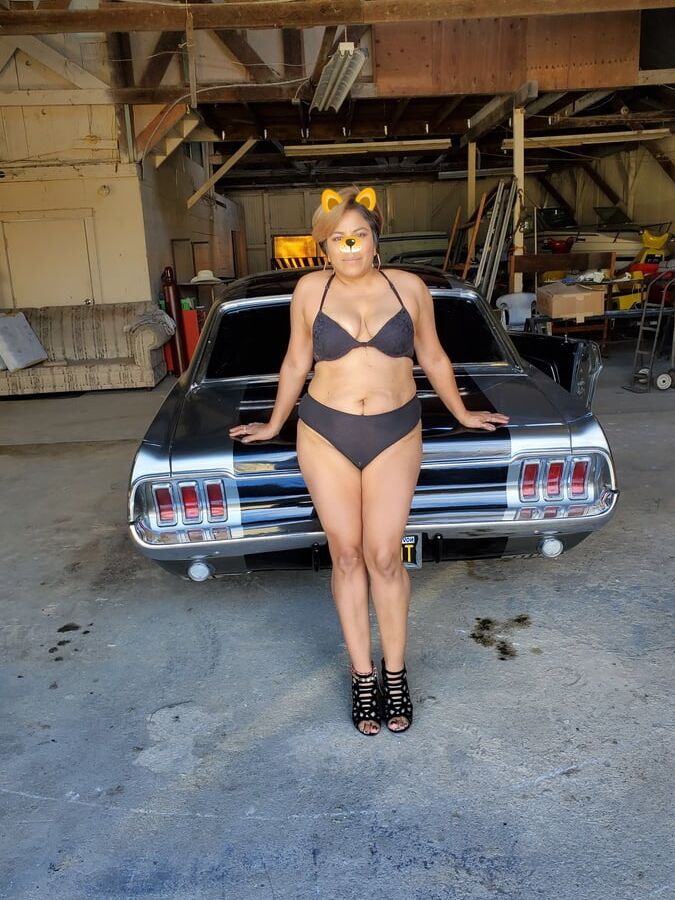 Mi esposa modelando en mustang