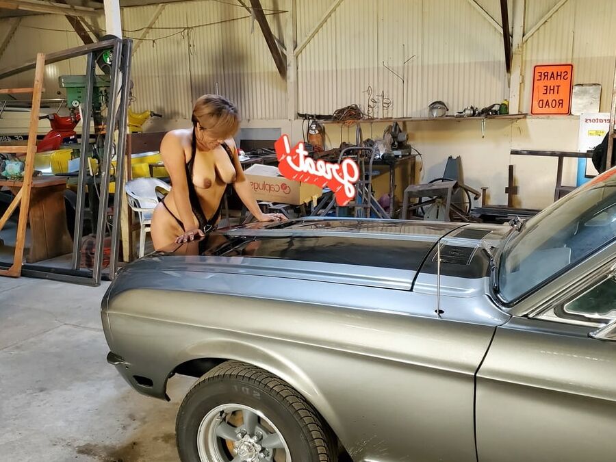 Mi esposa modelando en mustang