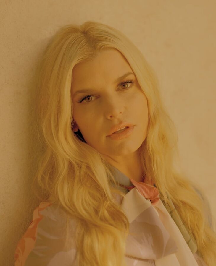 Celeb wanking slut Jessica Simpson...such a spermtarget