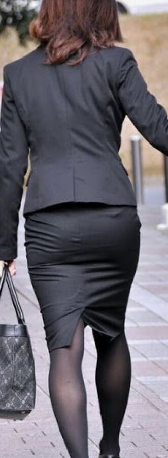 More Nice bums in skirts some Vpl