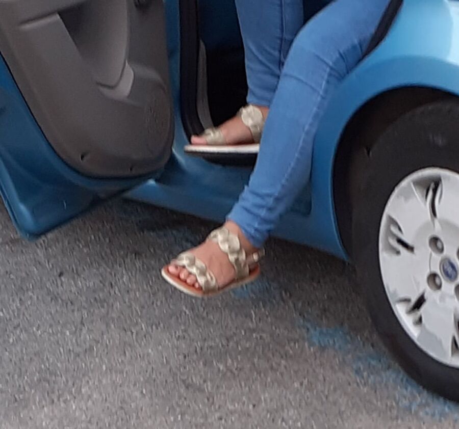 Piedi "catturati" per la strada