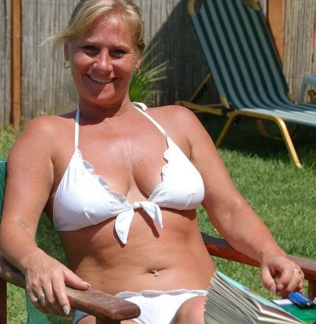 Reife Damen gekleidet, aber sexy