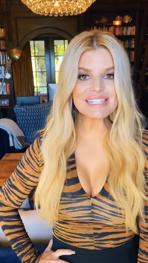 Celeb wanking slut Jessica Simpson...such a spermtarget