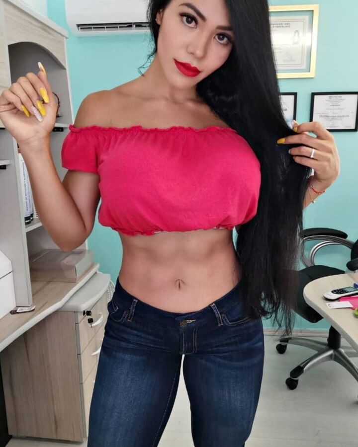Vollbusige, fitte Latina