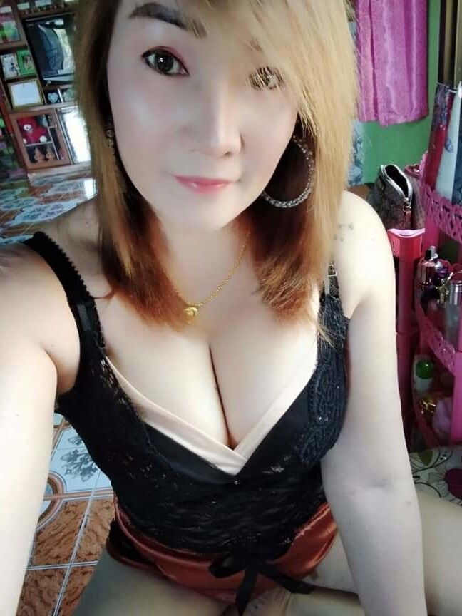 Menghisap susu ibu yang besar