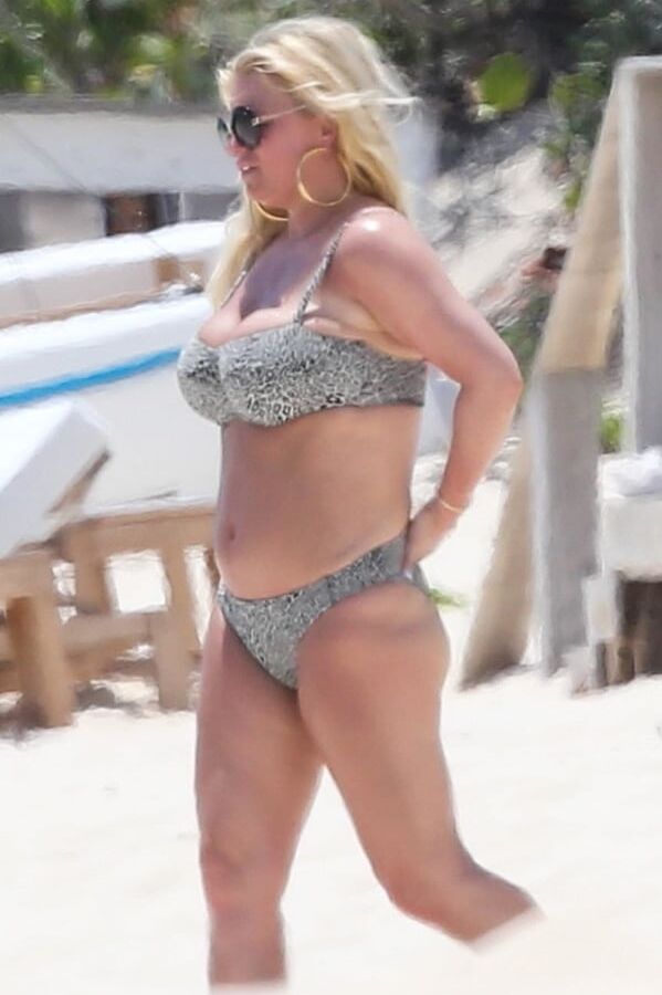 Celeb wanking slut Jessica Simpson...such a spermtarget