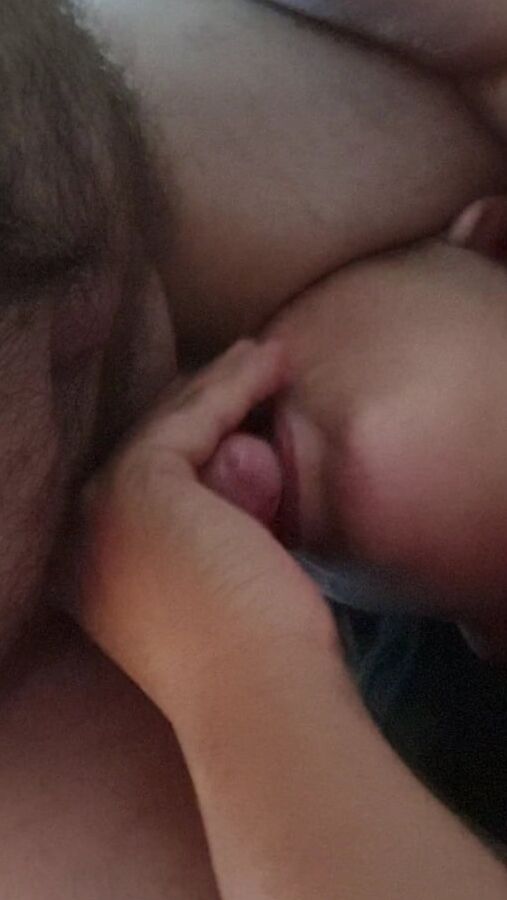 Ma femme me leche les la bite , les couilles et l anus