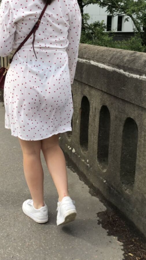 Jeune ado robe transparente