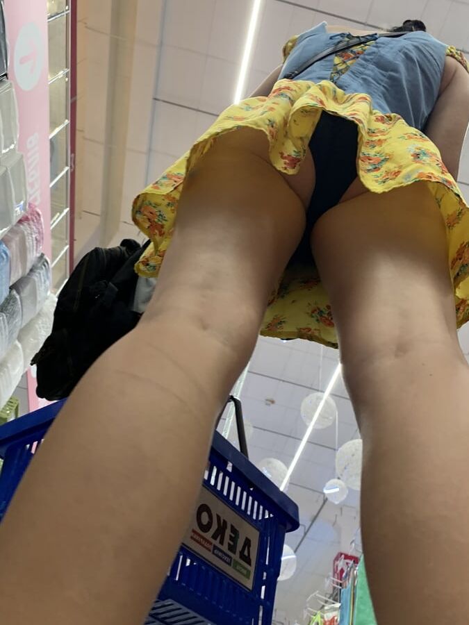 Upskirt mommy