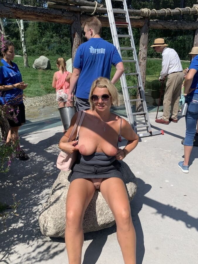 Blond Exhib Milf