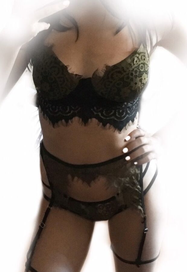 Black sluts like to expose themselves