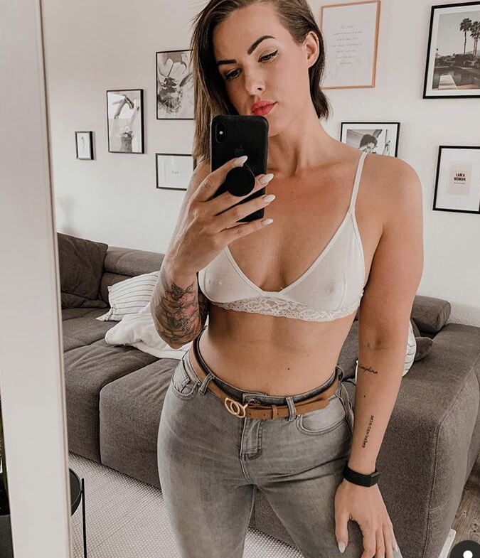Braless Insta Babes