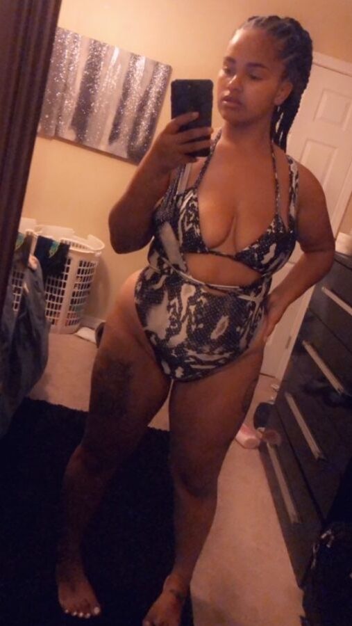 Black sluts like to expose themselves