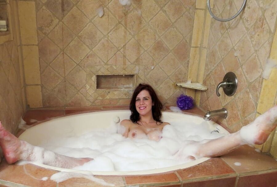 Charmante voisine dans son bain