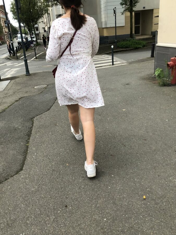 Jeune ado robe transparente