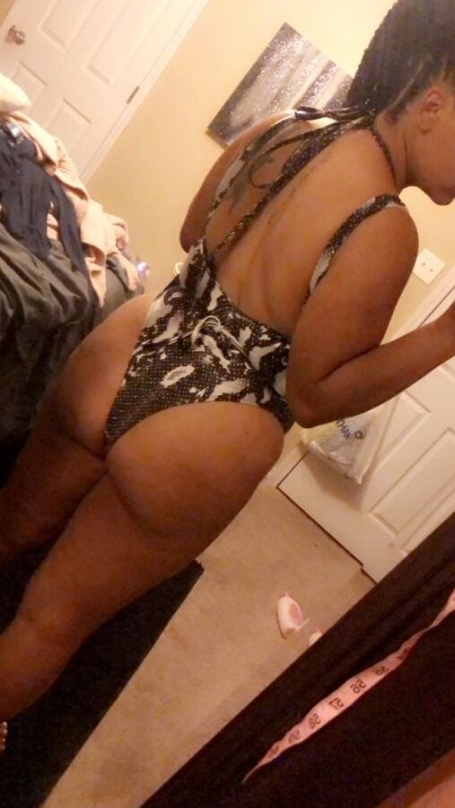 Black sluts like to expose themselves